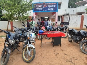 कोरबा: जंगल में जुआ खेलते 6 लोग गिरफ्तार, 10 बाइक, 6 मोबाइल और 5,350 रुपये जब्त