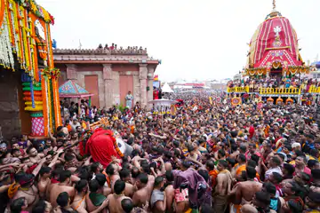 पुरी: रथों पर विराजमान हुए भगवान जगन्नाथ, बलभद्र और सुभद्रा, तेज बारिश के कारण मुकुट नहीं पहनाया, न झुलाते हुए लाए; थोड़ी देर में शुरू होगी रथयात्रा