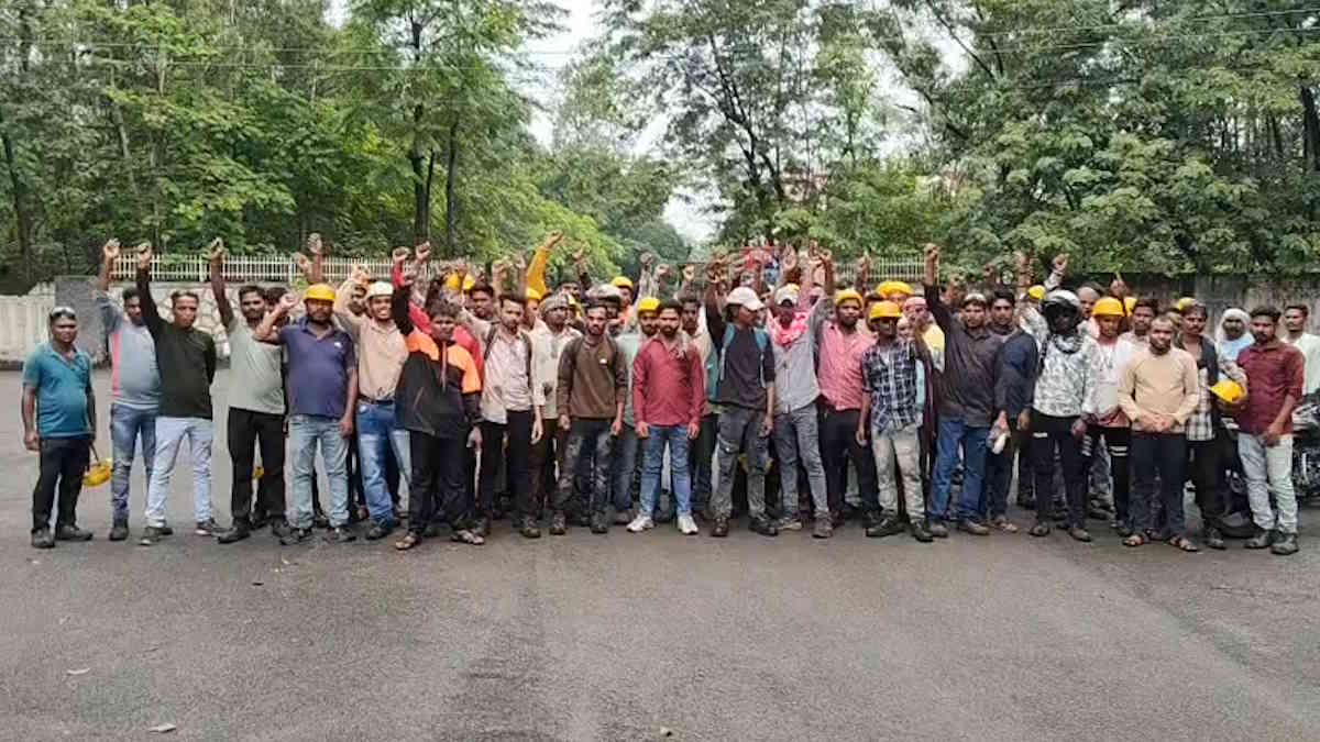 कोरबा: वेतन नहीं मिलने से भड़के SECL गेवरा के ठेका श्रमिक, श्रमिक चौक पर किया प्रदर्शन; परियोजना में काम ठप