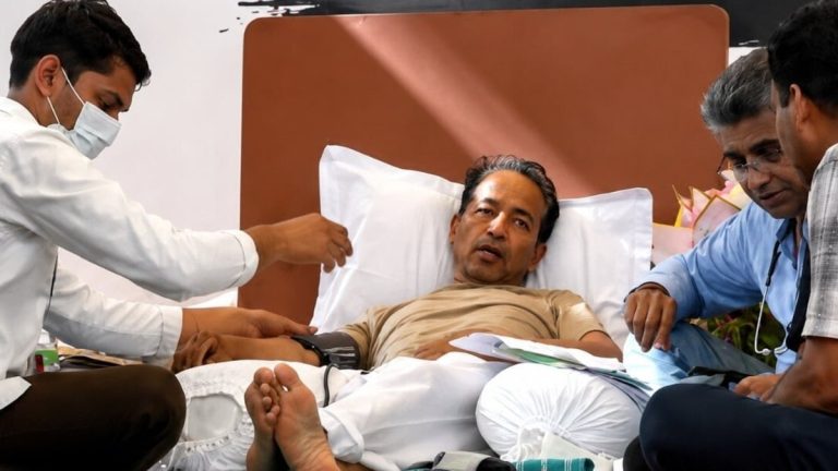 अस्पताल में भी सोनम वांगचुक का अनशन जारी, पत्नी ने की भावुक अपील; डॉक्टरों ने बताया कैसी है हालत?