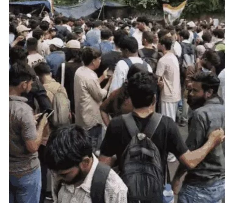 कॉकरोच जनता पार्टी का प्रदर्शन जारी, पुलिस के खिलाफ लगे नारे; सोनम वांगचुक आज भी अनशन पर
