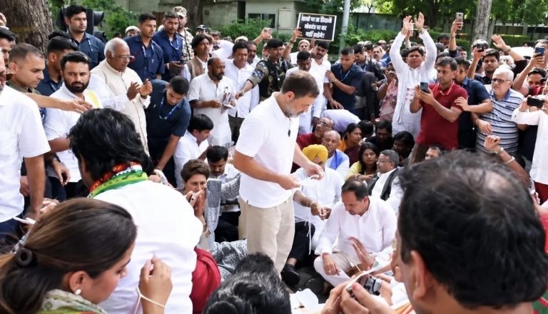 पीएम आवास के पास धरने पर बैठे राहुल-प्रियंका, केंद्रीय मंत्री जितेंद्र सिंह राहुल से मिले, धरना खत्म करने को कहा; कई कांग्रेसी हिरासत में