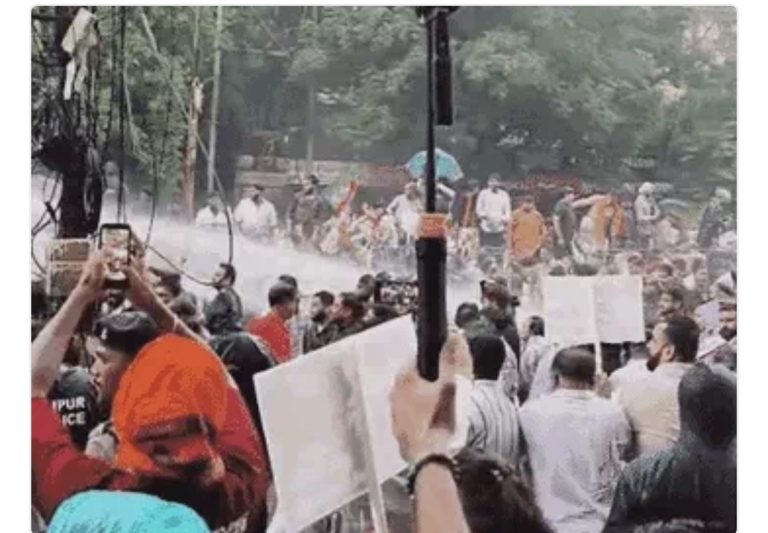 रायपुर: भाजपा-कांग्रेस कार्यकर्ता आमने- सामने, पुलिस ने 2 बार छोड़ी आंसू गैस, चलाया वाटर कैनन, राहुल गांधी के PM आवास घेराव के विरोध में प्रदर्शन