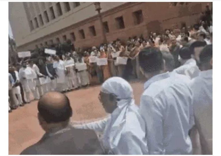 संसद के मकर द्वार पर पक्ष-विपक्ष के सांसदों ने एक-दूसरे के खिलाफ नारे लगाए; राहुल बोले- पीएम एजुकेशन सिस्टम की बर्बादी के जिम्मेदार