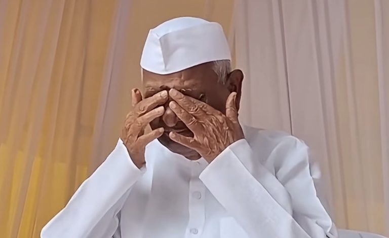 छात्रों के समर्थन में अन्ना हजारे का मौन प्रोटेस्ट, आंदोलन के दौरान आंखों में आये आँसू