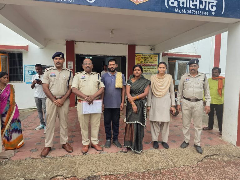 छत्तीसगढ़: युवक की आत्महत्या के मामले में मामा-मामी गिरफ्तार, खुद के पैसे मांगने पर दी थी रेप केस में फंसाने की धमकी