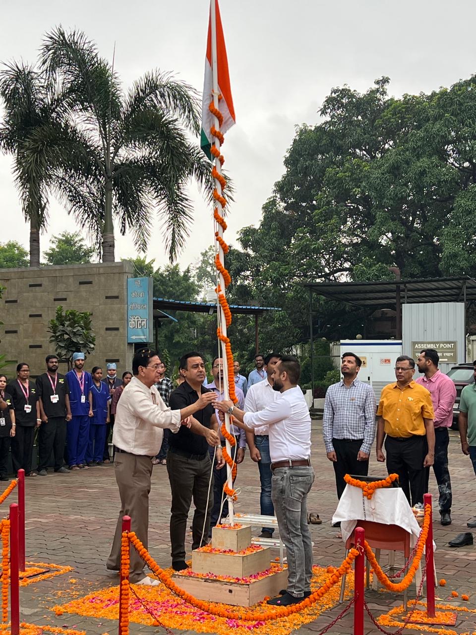 न्यू कोरबा हॉस्पिटल में मरीज के साथ किया ध्वजारोहण, बेहतर स्वास्थ्य सेवाएं देने डॉ. चंदानी ने दोहराई प्रतिबद्धता