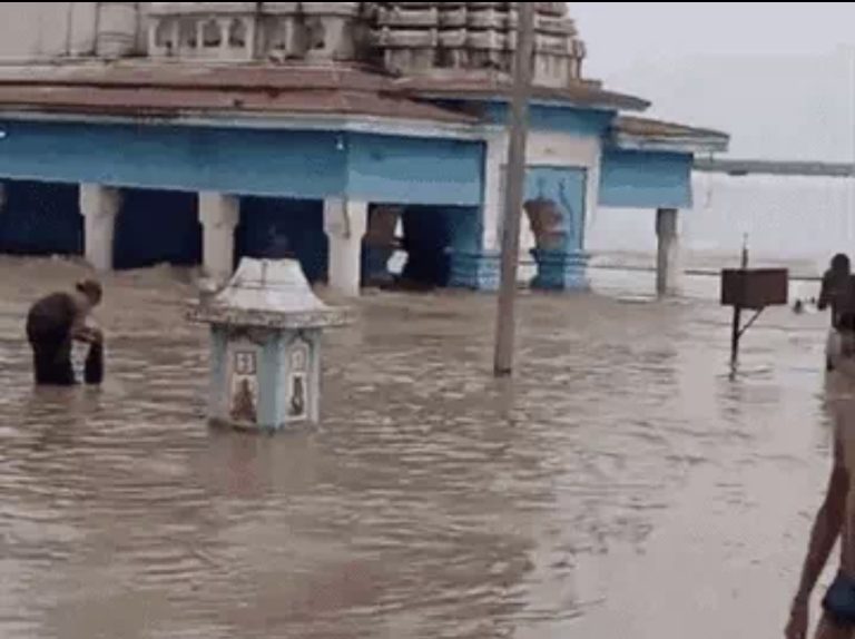 छत्तीसगढ़: आज प्रदेश के कई हिस्सों में हल्की से मध्यम बारिश की संभावना, महानदी डेंजर जोन में, धमतरी में बहे युवक का शव मिला, रायगढ़ के 7 गांवों में घुसा पानी