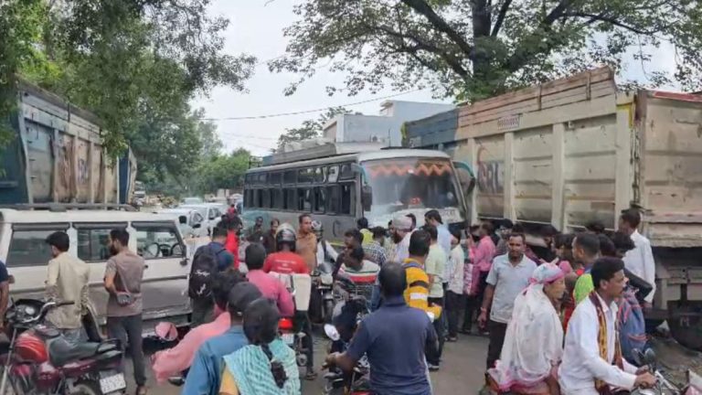 कोरबा: यात्रियों से भरी बस और बोलेरो में टक्कर, आधा दर्जन से अधिक घायल, 2 की हालत गंभीर; सड़क किनारे खड़े ट्रकों के कारण हुआ हादसा