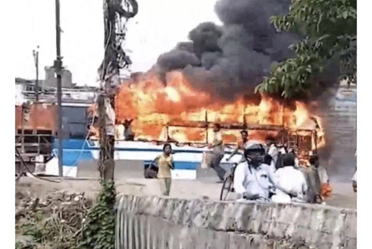 पटना: युवक की मौत पर भड़की भीड़, बस समेत 10 वाहन फूंके, पुलिस चौकी में लगाई आग
