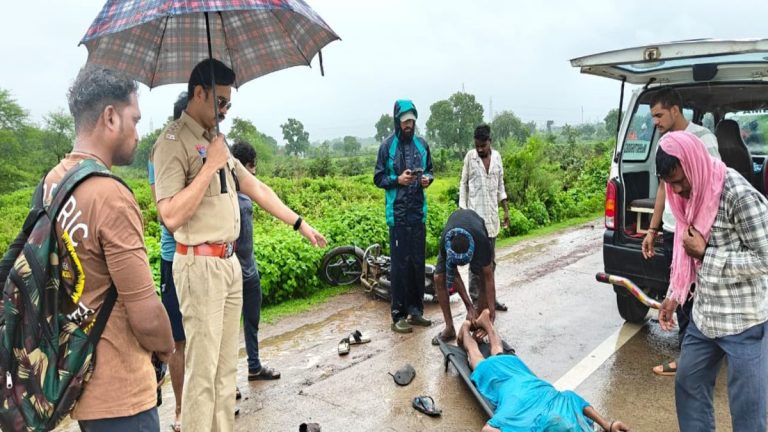 जांजगीर: अज्ञात वाहन ने बाइक सवारों को रौंदा, एक युवक की मौके पर मौत, दो गंभीर घायल
