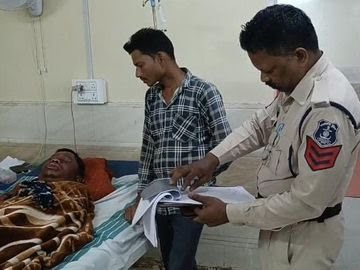 कोरबा: अधेड़ को बदमाशों ने मारपीट कर अहिरन नदी में फेंका, 10 हजार लूटे; लकड़ी के सहारे बची जान, पुलिस जांच में जुटी