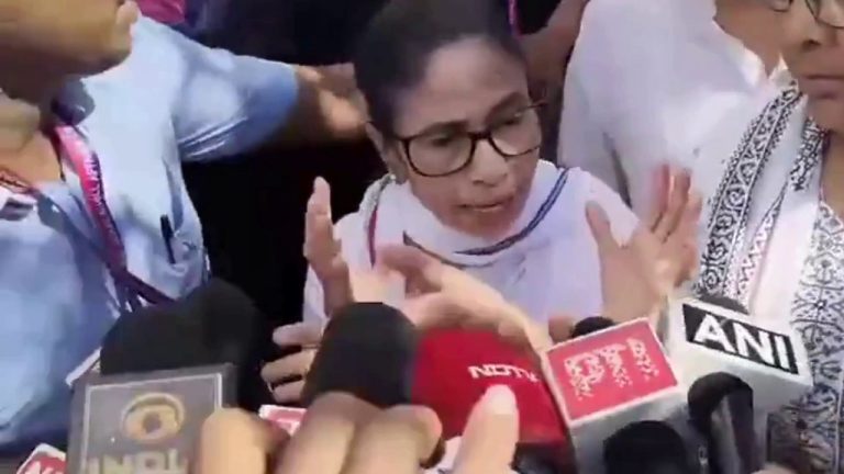 ममता बनर्जी की कार पर पथराव, पुलिस पर गंभीर आरोप; बीजेपी ने हमले से किया किनारा