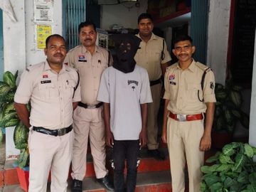 कोरबा: युवती से मारपीट कर मोबाइल लूटने का आरोपी गिरफ्तार, पुलिस ने घेराबंदी कर 4 महीने बाद पकड़ा, लूटा गया फोन भी बरामद