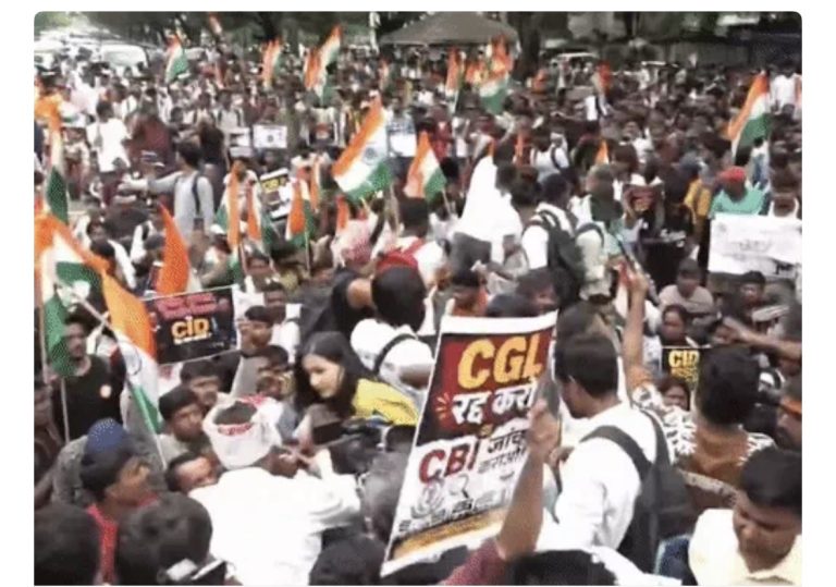 झारखंड: विधानसभा के सामने पहुंचे छात्र,वाटर कैनन पर किया डांस; स्टूडेंट्स बोले- पानी में भी घोटाला, प्रेशर ही नहीं