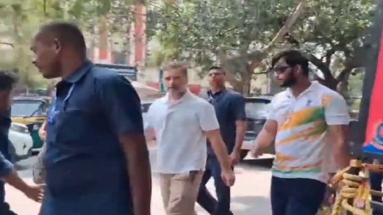 पैलेट गन से घायल शख्स को लेकर  थाना पहुंचे राहुल गांधी, पहले भी उठाया था मुद्दा