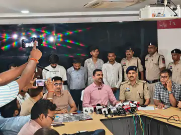 छत्तीसगढ़: प्रोफेसर ने सुई से प्रश्नपत्र के लिफाफे में किया छेद, मोबाइल से वीडियो बनाकर किया पेपर लीक, 11,000 में छात्रों को बेचा; 6 गिरफ्तार