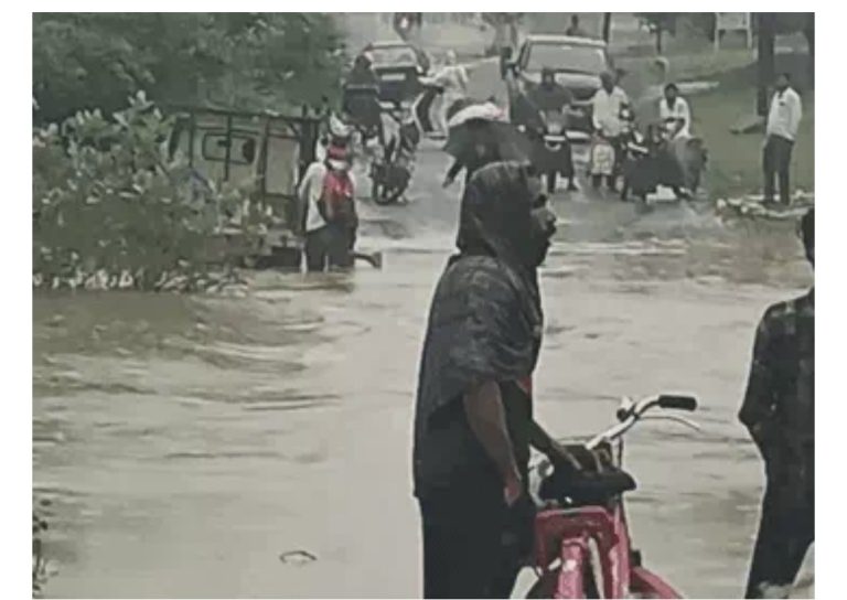 कोरबा में मूसलाधार बारिश, नदी-नाले उफान पर, जनजीवन अस्त-व्यस्त; घरों में घुसा पानी