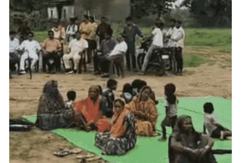 कोरबा: SECL और TMC  की वादाखिलाफी पर ग्रामीणों का बेमियादी धरना, बारिश में बच्चे भी हुए शामिल, ग्रामीणों का आरोप- 8 सूत्रीय समझौते से मुकरा प्रबंधन