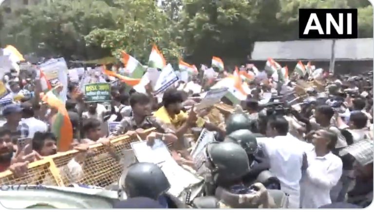 पटना में छात्रों का हल्लाबोल, गांधी मैदान से CM हाउस घेराव के लिए निकला मार्च, बैरिकेडिंग तोड़ी; डाकबंगला पर लाठीचार्ज