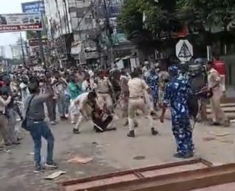 पटना: छात्रों पर लाठीचार्ज, पुलिस ने दौड़ाकर पीटा; पथराव में कई पुलिसकर्मी घायल