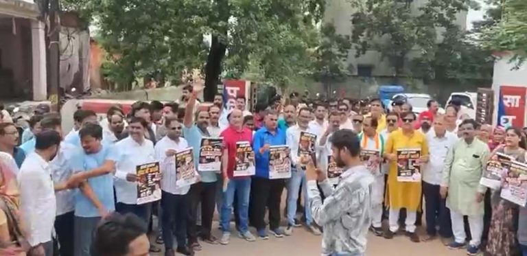 छत्तीसगढ़ : राजधानी में  बढ़ती आपराधिक घटनाओं को लेकर कांग्रेस का प्रदर्शन, थाने का घेराव; पुलिस की कार्यप्रणाली पर उठाए सवाल