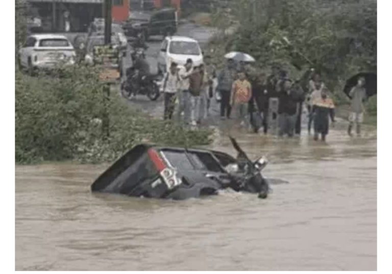 कोरबा: उफनते नाले में डूबी स्कॉर्पियो, तीन युवकों की बची जान