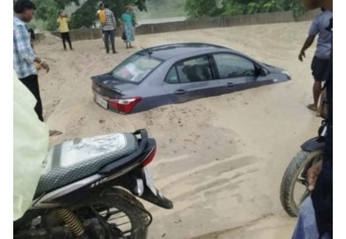 कोरबा: SECL की डंपिंग का मलबा सड़क पर बहा, कार-बेसमेंट तक डूबी; 40-50 यात्रियों वाली बस भी फंसी