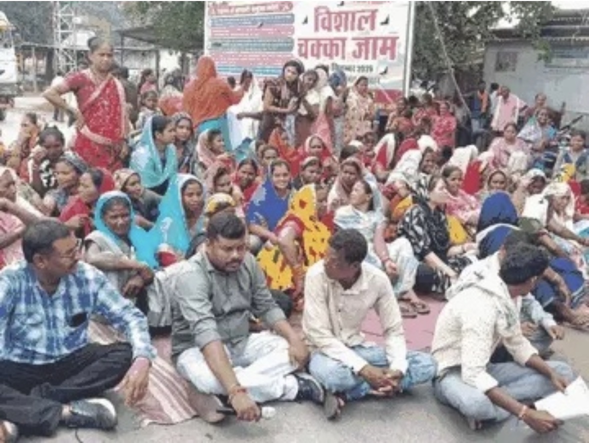 कोरबा: 8 सूत्रीय मांगों को लेकर ग्रामीणों का चक्काजाम, सड़क पर बैठे कई गांवों के लोग, 2 घंटे के बाद समाप्त