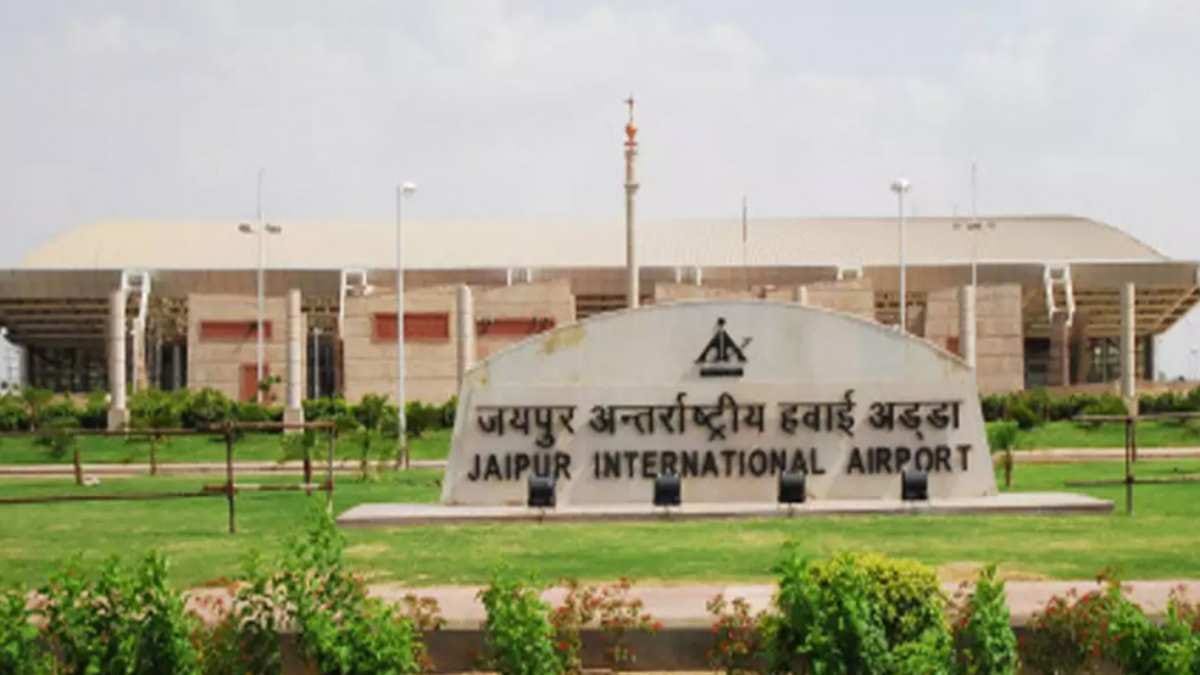 जयपुर एयरपोर्ट पर एअर इंडिया की फ्लाइट की इमरजेंसी लैंडिंग, तकनीकी खराबी से मचा हड़कंप