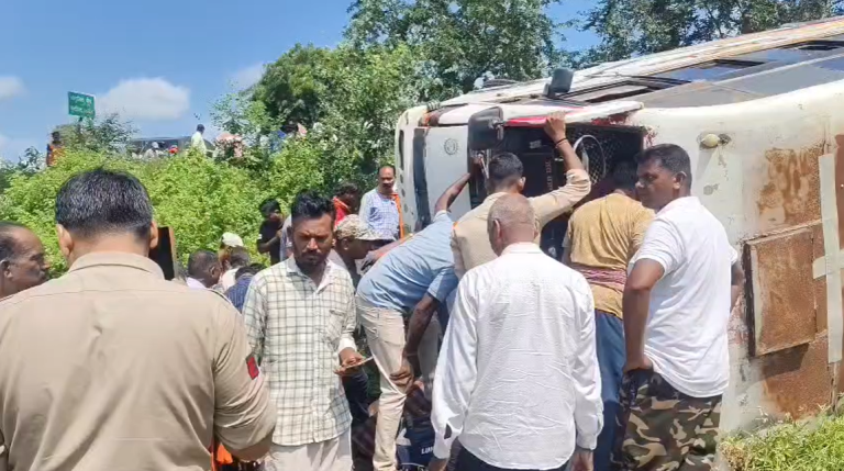 छत्तीसगढ़: कर्मचारियों से भरी बस बेकाबू होकर पलटी, एक की मौत, 20 से अधिक घायल