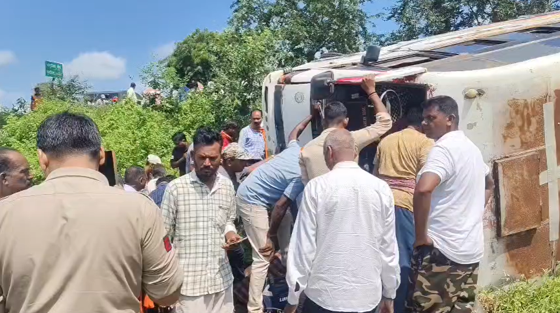 छत्तीसगढ़: कर्मचारियों से भरी बस बेकाबू होकर पलटी, एक की मौत, 20 से अधिक घायल