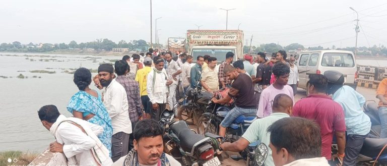 छत्तीसगढ़: पिकअप ने बाइक को मारी टक्कर, महानदी पुल से नीचे गिरा युवक, तोड़ा दम, घायल साथी का इलाज जारी