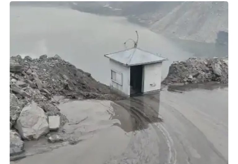 कोरबा: एसईसीएल की गेवरा खदान में रेस्ट सेल्टर बहकर खदान की खाई में गिरा, हादसे के वक्त नहीं था कोई कर्मचारी मौजूद; बड़ा हादसा टला