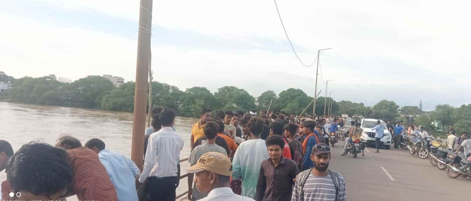 छत्तीसगढ़: महानदी में बहकर आईं शराब की बोतलें, लूटने पुल पर जुटे लोग; जान जोखिम में डालकर करते रहे जुगाड़