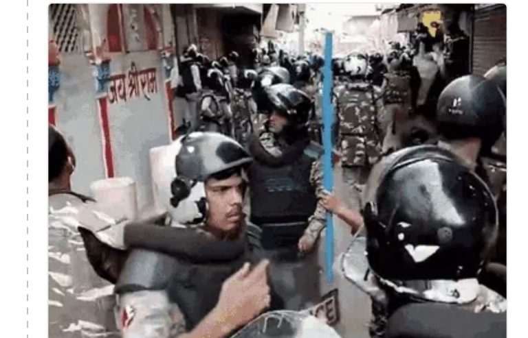 उज्जैन: शाही मस्जिद पर बुलडोजर एक्शन से पहले बवाल, भीड़ ने किया पथराव; पुलिस ने दागे आंसू गैस के गोले