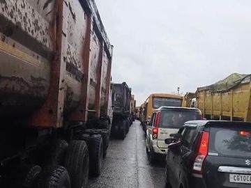 कोरबा: दीपका में भारी वाहनों से लगा लंबा जाम, सड़क के दोनों तरफ खड़े रहे ट्रेलर; स्कूली बच्चों-ऑफिस जाने वालों को परेशानी
