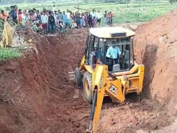 कोरबा: कुआं धंसने से 15 फीट नीचे मलबे में दबा ग्रामीण, 30 घंटे से ज्यादा समय हो गए नहीं मिला सुराग; रेस्क्यू ऑपरेशन जारी