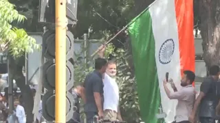 INDIA गठबंधन ने CEC ज्ञानेश कुमार के खिलाफ खोला मोर्चा, हाथ में तिरंगा लेकर बैरिकेड्स पर चढ़े राहुल गांधी