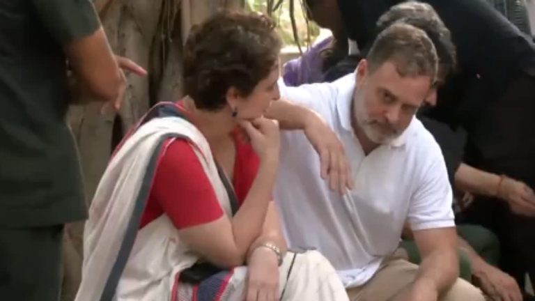 राहुल-प्रियंका को दिल्ली पुलिस ने लिया हिरासत में, खत्म कराया गया धरना