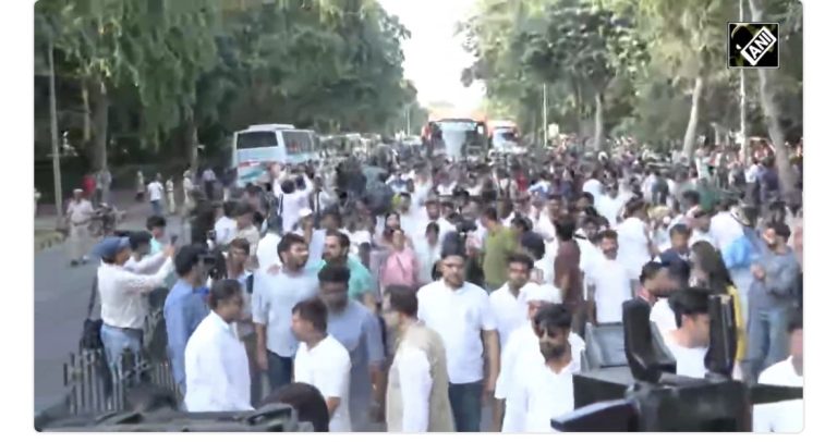 विपक्षी सांसदों के साथ राहुल बस से जंतर-मंतर रवाना, ज्ञानेश कुमार को हटाने की मांग; कल भी 8 घंटे धरना दिया था