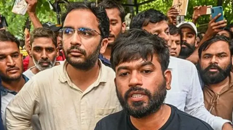 फ्लाइट से ही हिरासत में लिए गए दीपके, आशुतोष, सौरव, ध्रुव राठी समेत कॉकरोच जनता पार्टी के 600 समर्थक भी पकड़े गए