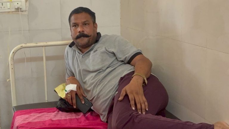 कोरबा: अस्पताल में मोबाइल चलाते, गुटखा खाते दिखा रेप का आरोपी, पुलिसकर्मी बगल में सोते मिले