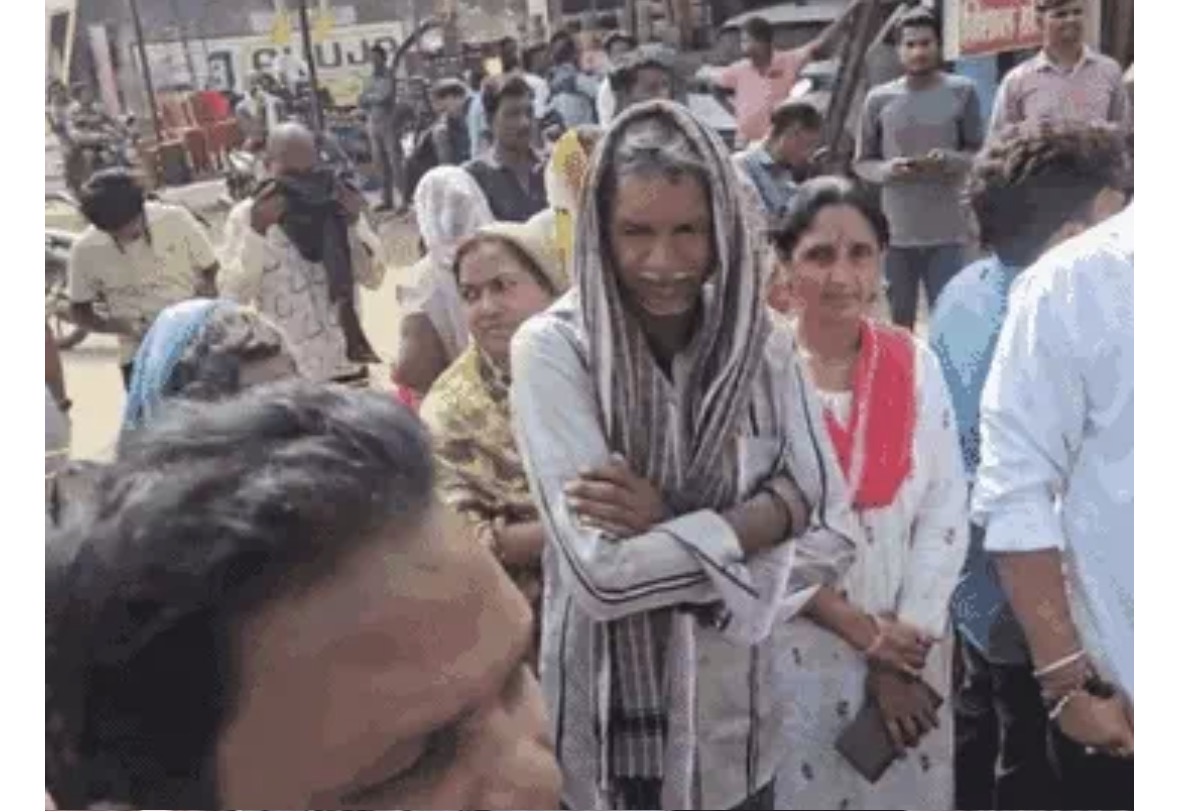 कोरबा: हाथियों के उत्पात से परेशान ग्रामीणों ने किया चक्काजाम, कटघोरा- पेंड्रा मार्ग पर घंटों यातायात रहा बाधित; डेढ़ महीने से क्षेत्र में डेरा जमाए हैं 60 हाथी