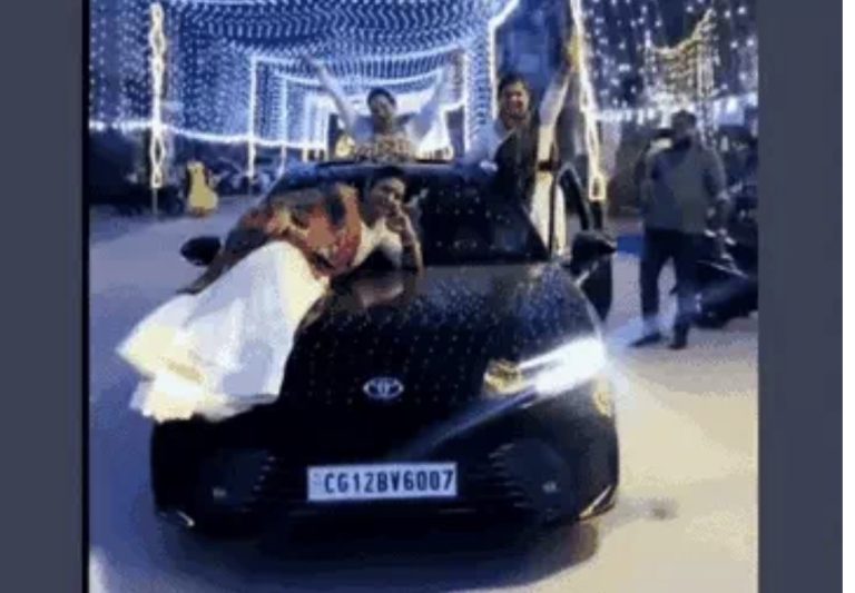 कोरबा: चलती कार के बोनट पर लेटी और दरवाजे पर लटकी लड़कियां, गरबा ड्रेस में शूट किया VIDEO, कैप्शन लिखा- ‘घर में गाली खाने का जिगरा रखो’