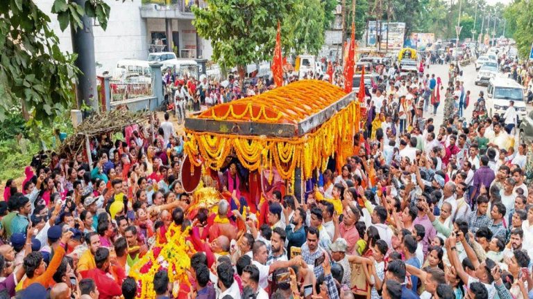 बस्तर दशहरा: मां दंतेश्वरी की डोली निकली , दर्शन को उमड़ा जनसैलाब; 618 साल पुरानी परंपरा निभी