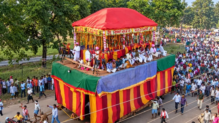 बस्तर दशहरा: ग्रामीणों ने विजय रथ चुराकर निभाई भीतर रैनी रस्म, रथ के पहिए के नीचे आने से ग्रामीण की मौत