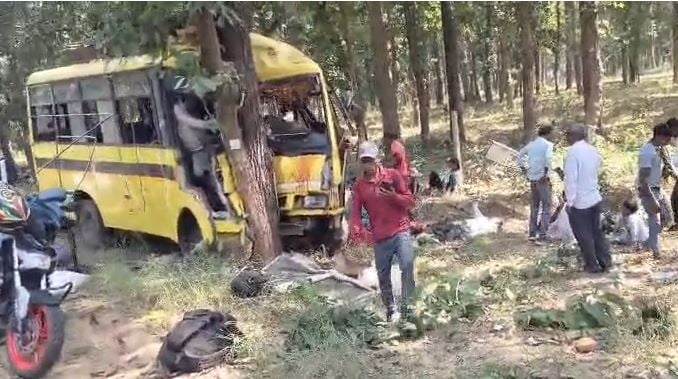 छत्तीसगढ़: अनियंत्रित होकर पेड़ से टकराई यात्री बस, मालिक समेत 5 की मौत; 25 यात्री घायल