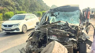छत्तीसगढ़: 16 चक्का ट्रक में पीछे से जा घुसी तेज रफ्तार कार, 2 महिलाओं की मौत, 3 घायल; शादी में शामिल होने गए थे संबलपुर