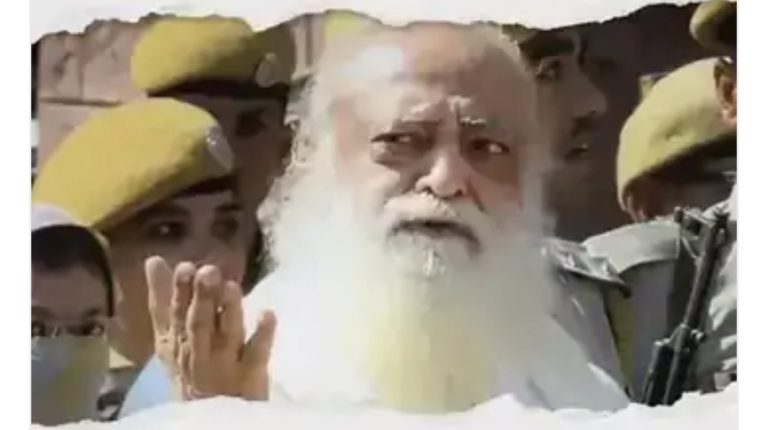 पैरोल खत्म होने के 5 घंटे बाद सरेंडर करने पहुंचा आसाराम, जेलर ने नहीं दी एंट्री; केस दर्ज